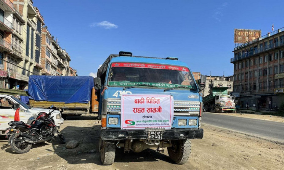 समता घरेलु लघुवित्तद्वारा हेलम्बुका बाढीपीडितलाई राहत सामग्री हस्तान्तरण