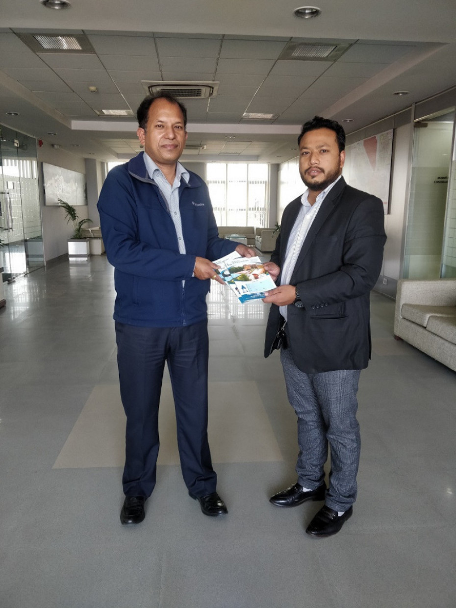हिमालयन बैंकद्वारा अस्पताललाई १२ हजार थान बहिरंग दर्ता किताब सहयोग प्रदान