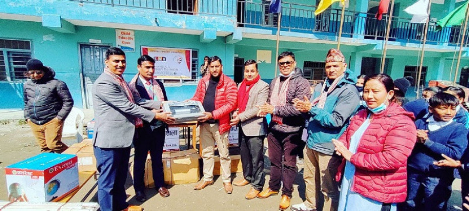 महालक्ष्मी विकास बैंकद्वारा विद्यालयलाई साइन्स ल्याबका लागि आवश्यक सामग्री प्रदान