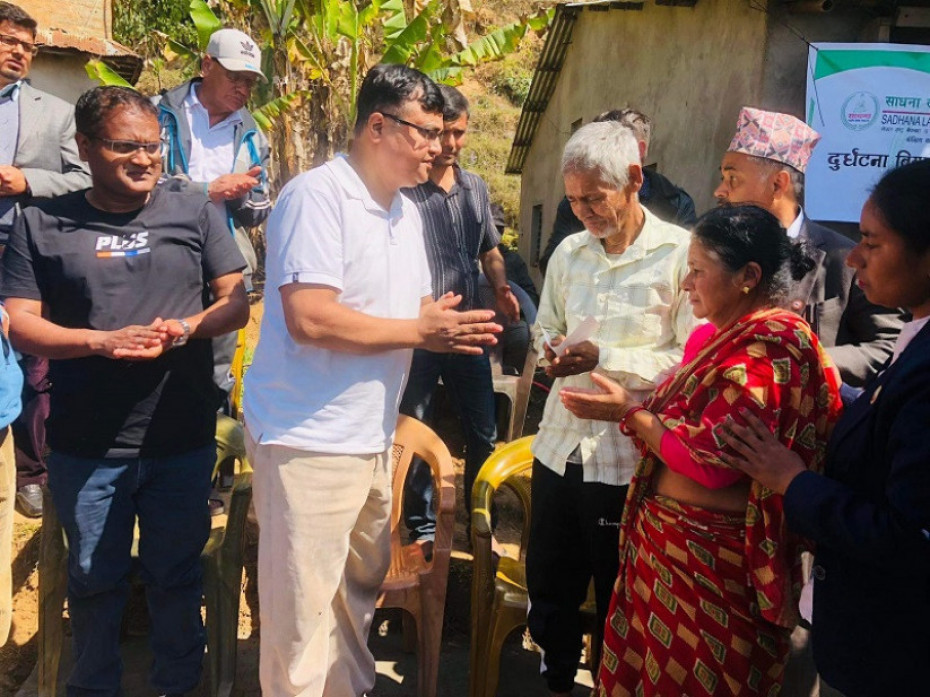 साधना लघुवित्तद्वारा मृतक कर्मचारीको परिवारलाई बीमा रकम भुक्तानी