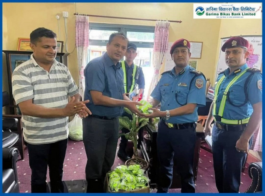 गरिमा विकास बैंकद्वारा स्याङ्जा प्रहरीलाई रात्रिकालीन सुरक्षा बेल्ट हस्तान्तरण