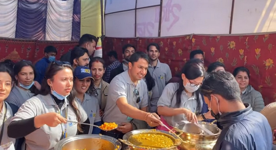 एलआईसी नेपालद्वारा शिवरात्रीको अवसरमा निःशुल्क भोजन तथा पानी वितरण 