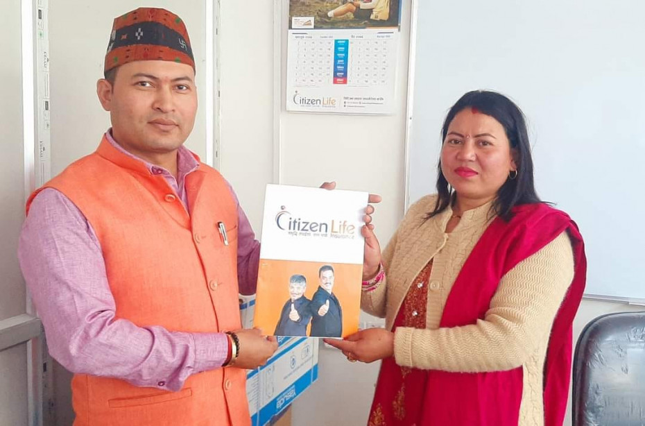 बैवाहिक वर्षगाँठमा श्रीमतीले दिइन् ५० लाखको बीमा पोलिसी उपहार